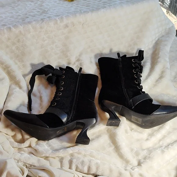 ELLIE Brand Booties - Picture 2 of 7